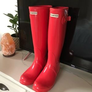 Hot pink hunter rain boots